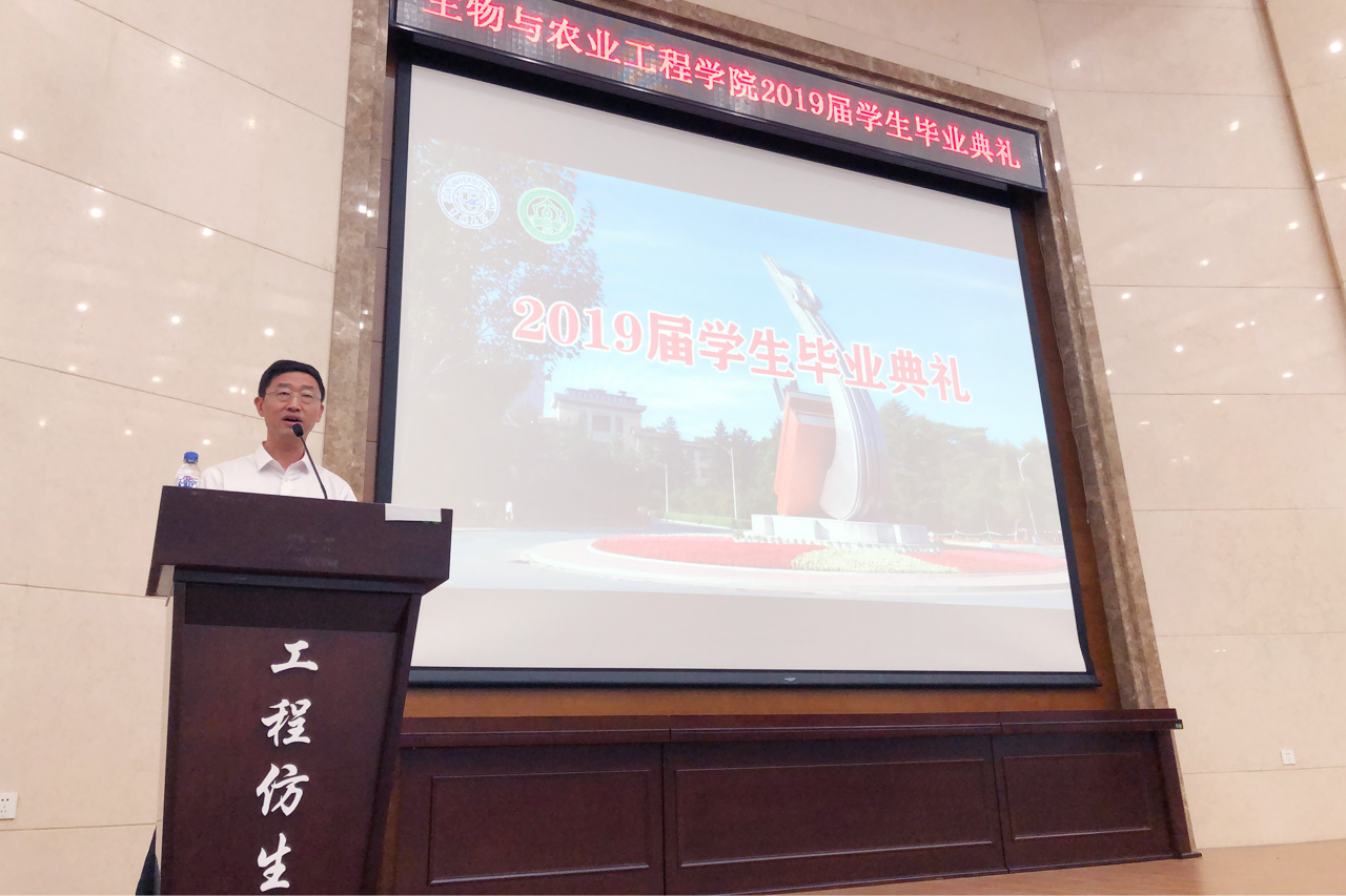 校友代表闫洪余