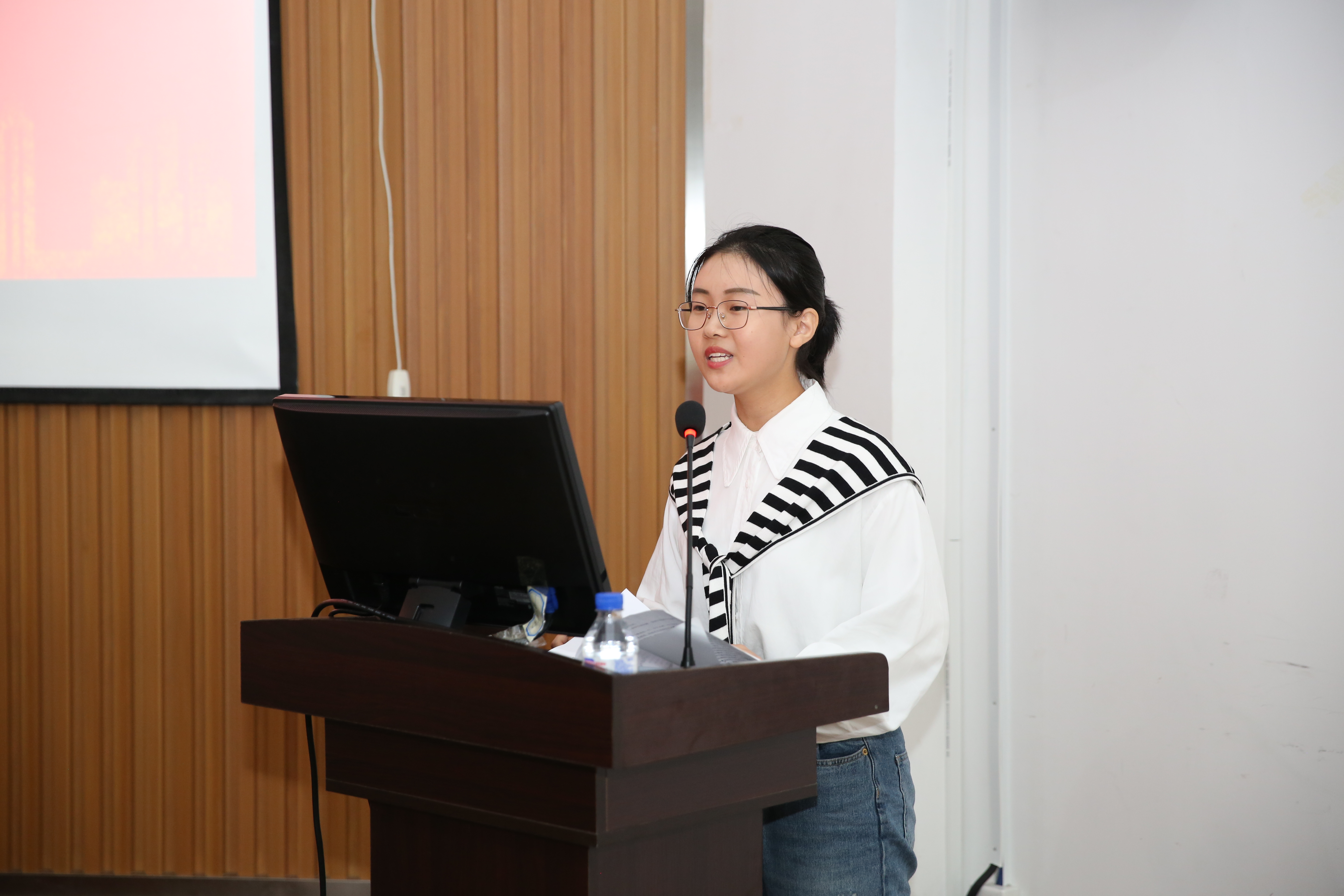 孙怡霖同学代表本科生发言