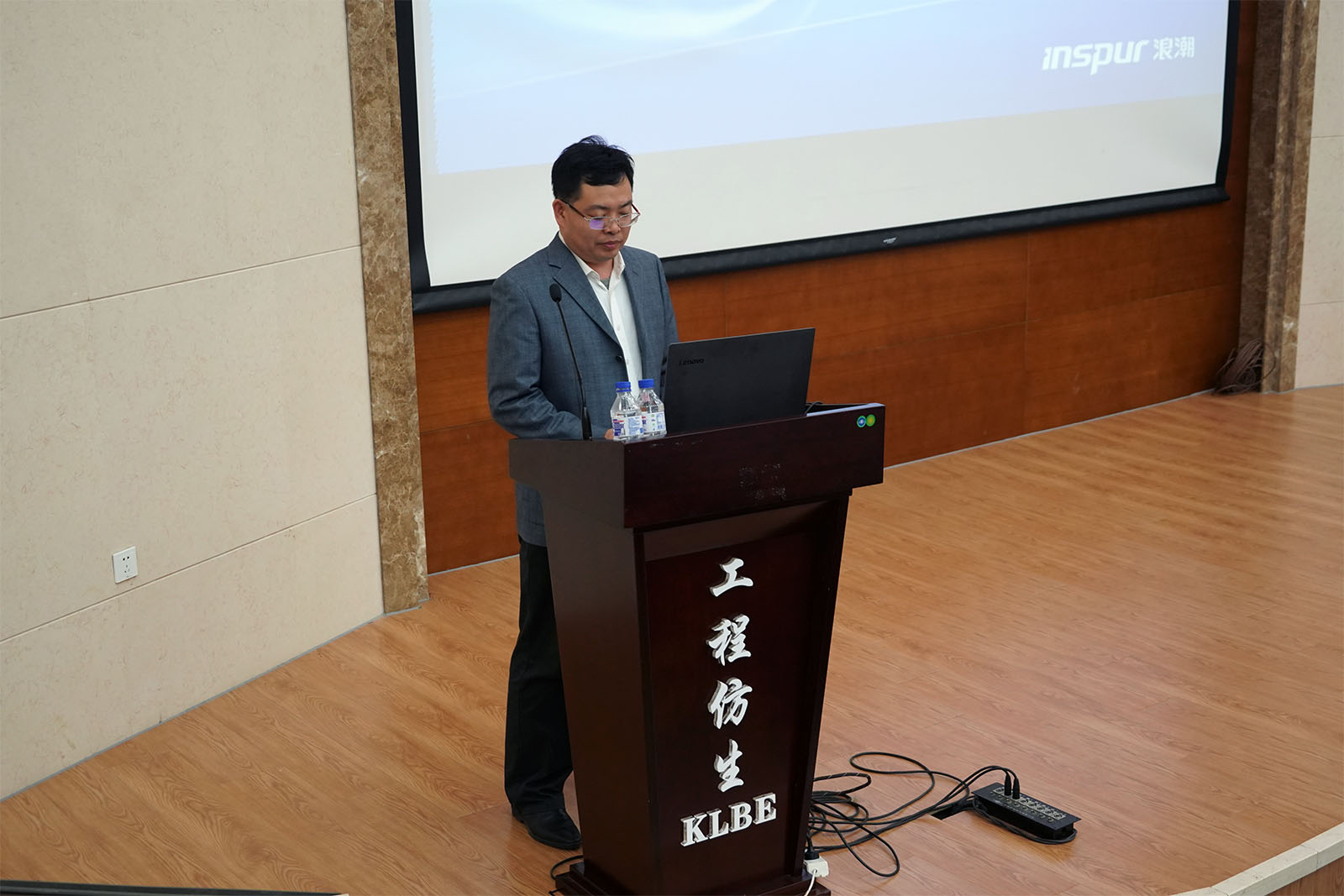 浪潮集团有限公司经理荆世华